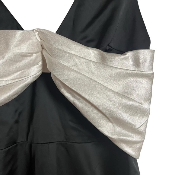 Alexis Marinna Black White Wide Leg Sleeveless V-Neck Cocktail Jumpsuit - Picture 4 of 9